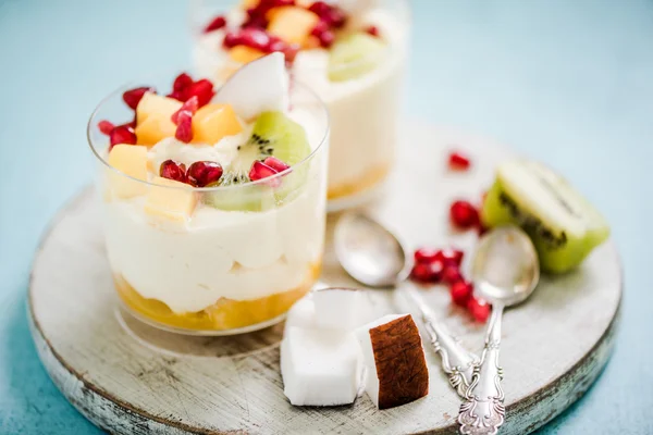 Здоровый десерт, кокос с гранатом и киви — стоковое фото