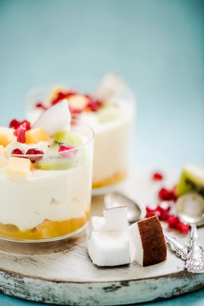 Gesundes Dessert, Kokosnuss mit Granatapfel und Kiwi — Stockfoto