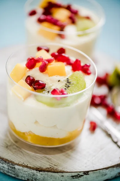 Desert tropical mousse cu rodie — Fotografie, imagine de stoc