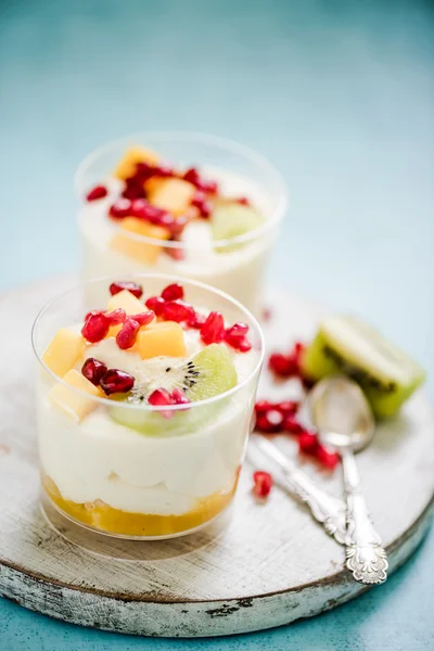 Desert tropical mousse cu rodie — Fotografie, imagine de stoc