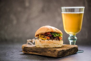 Barbekü sığır eti bun ve gazoz