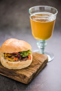 Barbekü sığır eti bun ve gazoz