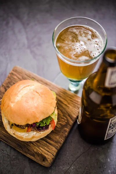 Servírování hovězí burger s místní řemeslník kvasnicové pivo — Stock fotografie