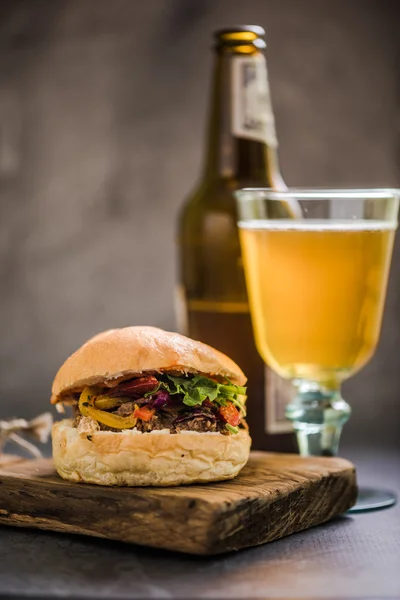 Gastro hospoda místní jídlo, bbq burger — Stock fotografie