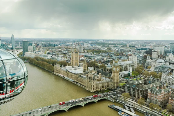 La gente disfruta de la vista aérea de Londres sobre Westminster — Foto de Stock