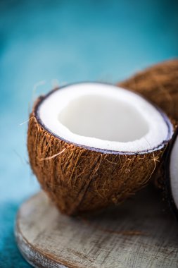 yarıya Hindistan cevizi