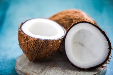 yarıya Hindistan cevizi