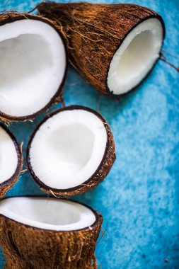 mavi zemin üzerine Hindistan cevizi yarım