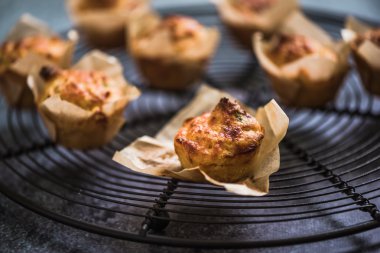 Fırından yeni çıkmış corncake soğutma tepsisi üzerinde