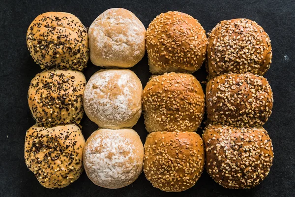 Hantverksmässigt bageri bullar och rullar — Stockfoto