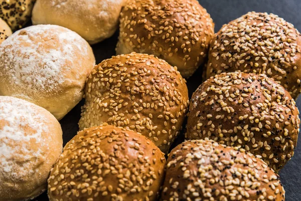 Hantverksmässigt bageri bullar och rullar — Stockfoto