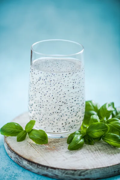 Detox dryck, basilika frön drink — Stockfoto