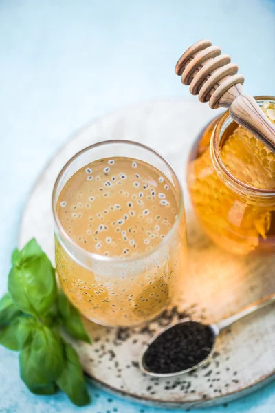 Bebida refrescante natural con semillas de albahaca — Foto de Stock