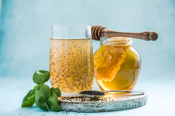 Bebida refrescante natural com sementes de manjericão — Fotografia de Stock