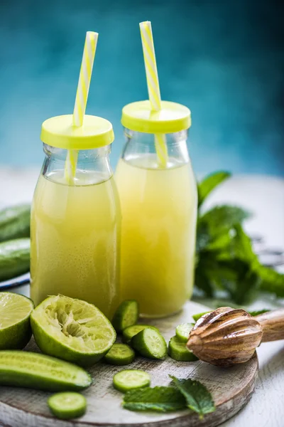 Bevanda rinfrescante naturale con cetriolo e lime — Foto Stock