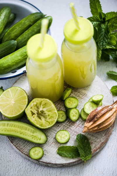 Lime, gurka och mynta uppfriskande drink — Stockfoto