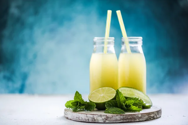 Friska gröna smoothie med lime mint och gurka — Stockfoto