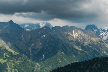 dramatik gökyüzü ve sis Tatra Peaks'e yükseklik üzerinde