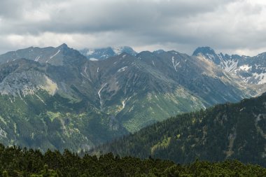 dramatik gökyüzü ve sis Tatra Peaks'e yükseklik üzerinde