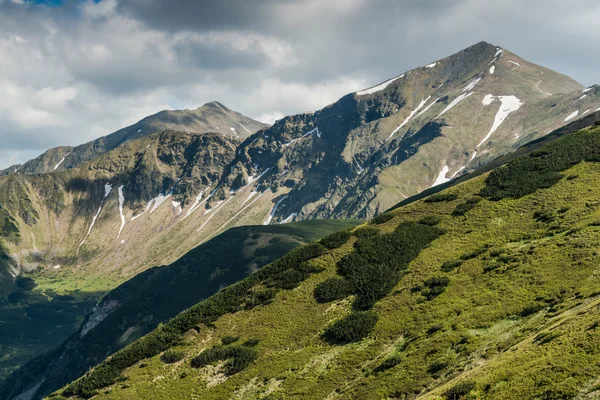 Panoramic vista over high peak mountains — Stock Photo, Image