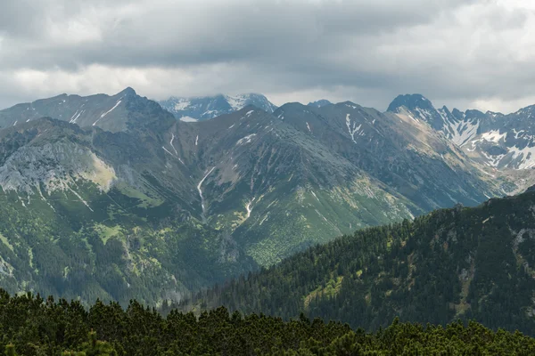 Dramatická obloha a mlha nad výška píků v Tatra — Stock fotografie