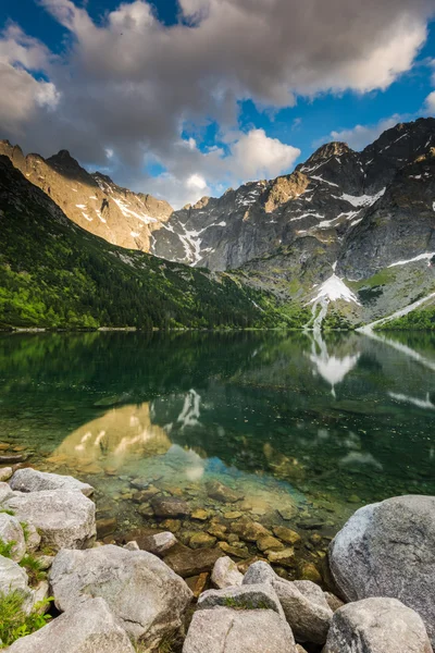 Západ slunce na Morskie Oko jezera v Polsku — Stock fotografie