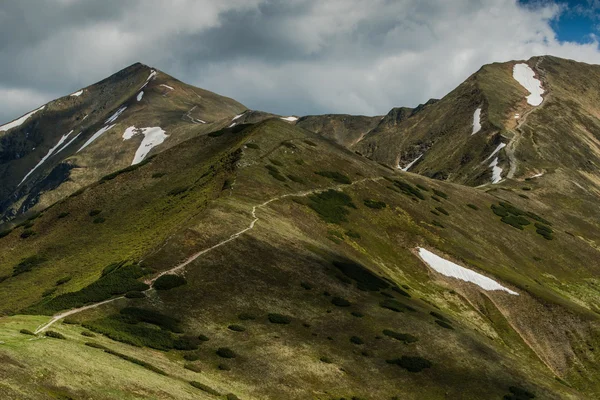 在波兰 Tatra 山脉徒步修补程序 — 图库照片