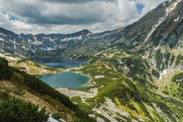 Begin van de zomer op hikking proef in Poolse tatra bereik — Stockfoto