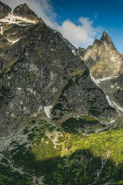 Hoge rotsachtige top in Tatra gebergte in de vroege ochtend — Stockfoto