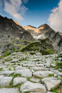 Yüksek en yüksek zirvesinde gündoğumu