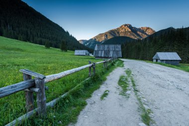 Chocholowska Vadisi ahşap kabin alacakaranlıkta