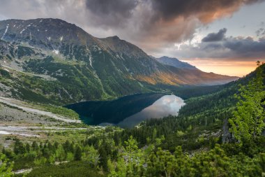 doğal gölet ile dağlarda romantik gündoğumu