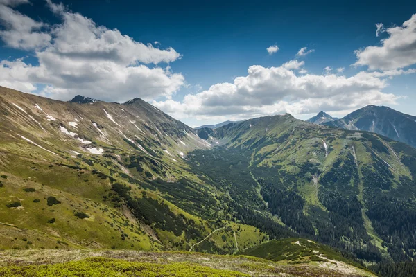 Panoramic vista over high peak mountains — Stock Photo, Image