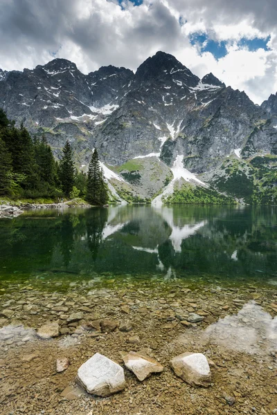 Cúpula alta montanha refletir no lago alpino — Fotografia de Stock