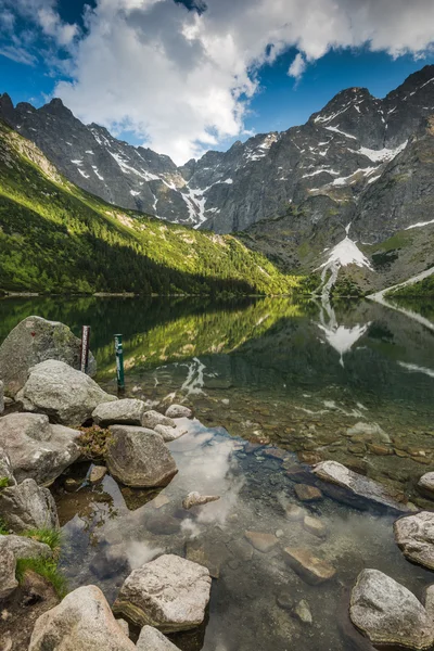 Relajante en el lago apline en el día de verano en las montañas — Foto de Stock