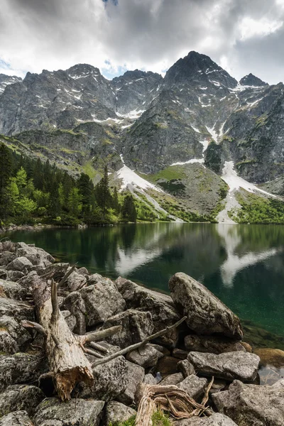 Alta montagna si riflettono nel lago alpino — Foto Stock