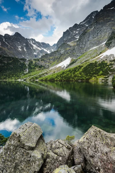 Nature tranquille au lac dans les montagnes — Photo