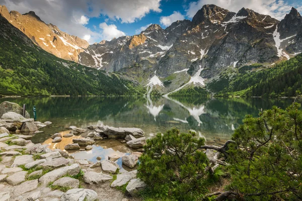 Západ slunce ve vysokých horách a apline jezero — Stock fotografie