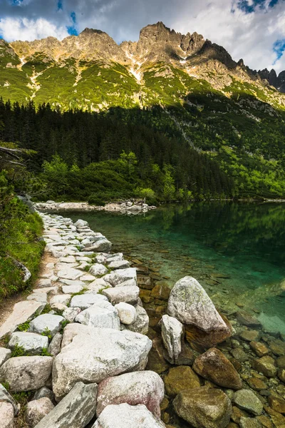 Passeggiata nella natura prova al lago apline — Foto Stock