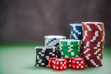 Poker ve rulet casino fişi