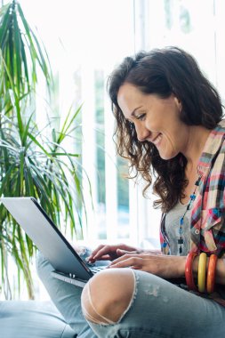 serbest meslek sahibi genç casual kadın yazmak üstünde laptop