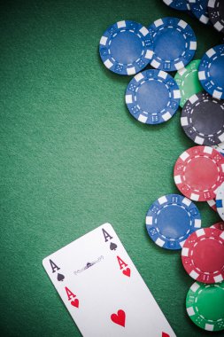 Aslar kartları ve casino fişi