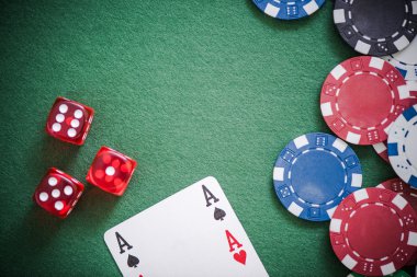 oyun kartları, dices ve poker fişleri