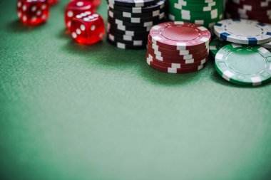 cips, seçici odak ile yeşil poker masası