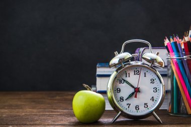 Retro çalar saat ve sınıf yazı tahtası