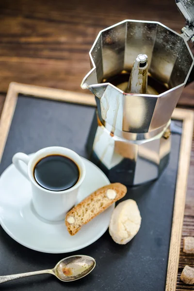 Starker Kaffee aus der Mokka-Kanne — Stockfoto
