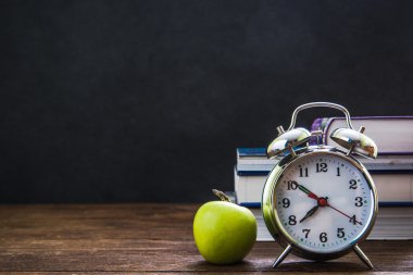 Retro çalar saat ve sınıf yazı tahtası