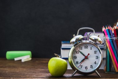 Retro çalar saat ve sınıf yazı tahtası
