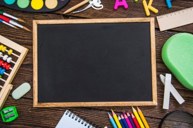 okul malzemeleri ile boş yazı tahtası