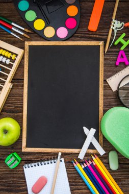 okul malzemeleri ile boş yazı tahtası